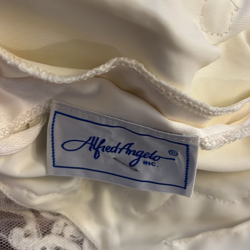 Elegant White Lace Wedding Dress - Picture 14 of 14